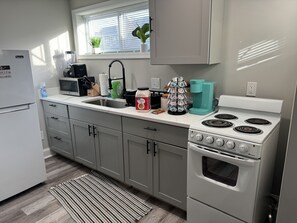 Refrigerador, microondas, horno y parrilla de estufa 