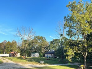 Property grounds - Birdsong cabin (Williamsburg)
