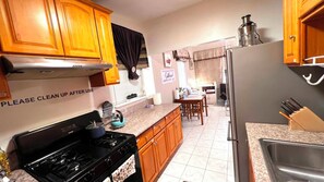 Una cocina con armarios de madera, estufa y refrigerador.