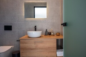 Shower, towels, shampoo, toilet paper