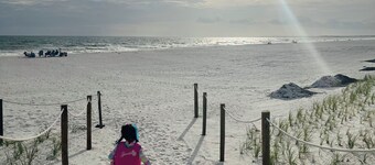 Modern Beach House Minutes from White Sand Beaches, Secure Boat Parking