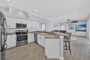 Private kitchen - Beautiful home, golf community, pool, lanai, 15 min  from RSW,  5 min to outlets (Estero)