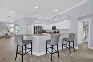 Private kitchen - Beautiful home, golf community, pool, lanai, 15 min  from RSW,  5 min to outlets (Estero)