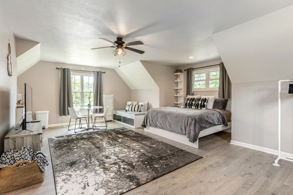 1 camera, una scrivania, Wi-Fi