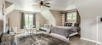 Private Studio Above Garage w/Hot tub Only 1 Mile to Downtown Hendersonville
