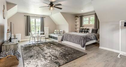 Private Studio Above Garage Only 1 Mile to Downtown Hendersonville