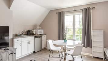 Mikrovågsugn, kaffe- och tebryggare och grytor/köksredskap