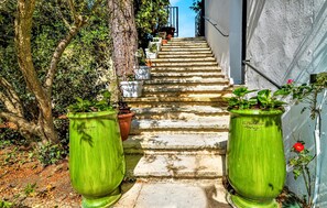 المنطقة المحيطة بالمنشأة