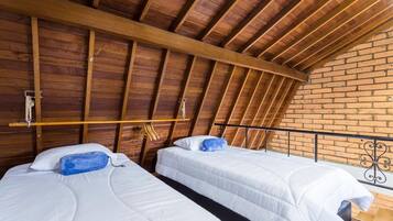 1 bedroom, desk, internet, bed sheets