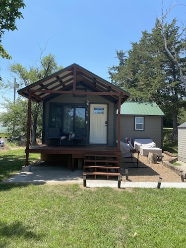 The Country Cottage. A cozy 1bed/1bath in the small country town of Scandia, KS.