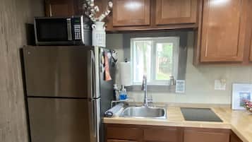 Refrigerador, microondas, parrilla de estufa y cafetera y tetera
