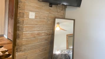 1 habitación, escritorio, tabla de planchar con plancha y wifi gratis