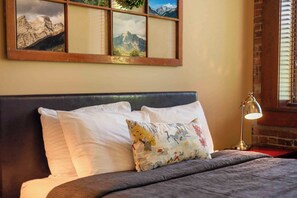 3 bedrooms, travel cot, free WiFi, bed sheets
