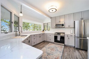 ثلاجة، ميكروويف، فرن، موقد طهي مسطح