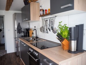 Fridge, oven, stovetop, dishwasher