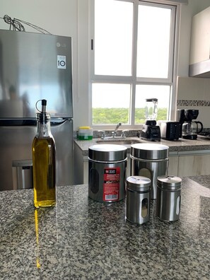 Kühlschrank, Mikrowelle, Ofen, Wasserkocher mit Kaffee-/Teezubehör