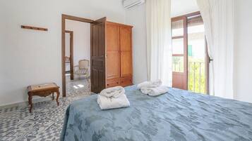 4 bedrooms, iron/ironing board, travel cot, WiFi