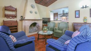 Televisión y chimenea 