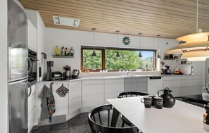 Køleskab, kogeplade, opvaskemaskine, kaffe-/temaskine