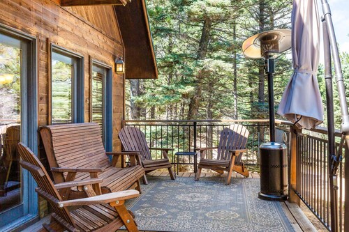 Three Story Cabin w/Hot Tub, Large Decks & Grill, Garage, Near Hike/Bike Trails
