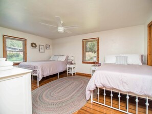 5 bedrooms, iron/ironing board, free WiFi, bed sheets - Portage Ponds 5 BR/3 Bath close to CHQ, wine trail (Westfield)