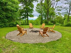 Property grounds - Portage Ponds 5 BR/3 Bath close to CHQ, wine trail (Westfield)