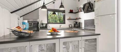 Frigorífico, horno, placa de cocina y lavavajillas