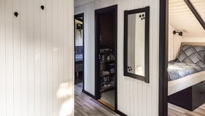 A bedroom with a bed, a wardrobe, and a mirror. - Stunning home in Rødby with kitchen (Rødby)