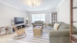 Ferienhaus, Mehrere Betten, Küche, Gartenblick (14 Beach Lagoon Road) | Wohnbereich | 50-Zoll-Fernseher mit Kabelempfang