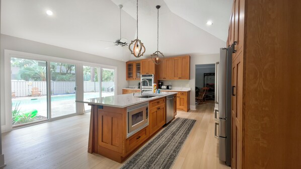 Casa, varias camas, cocina, vista al jardín (14 Beach Lagoon Road) | Cocina privada | Refrigerador, microondas, horno y parrilla de estufa 