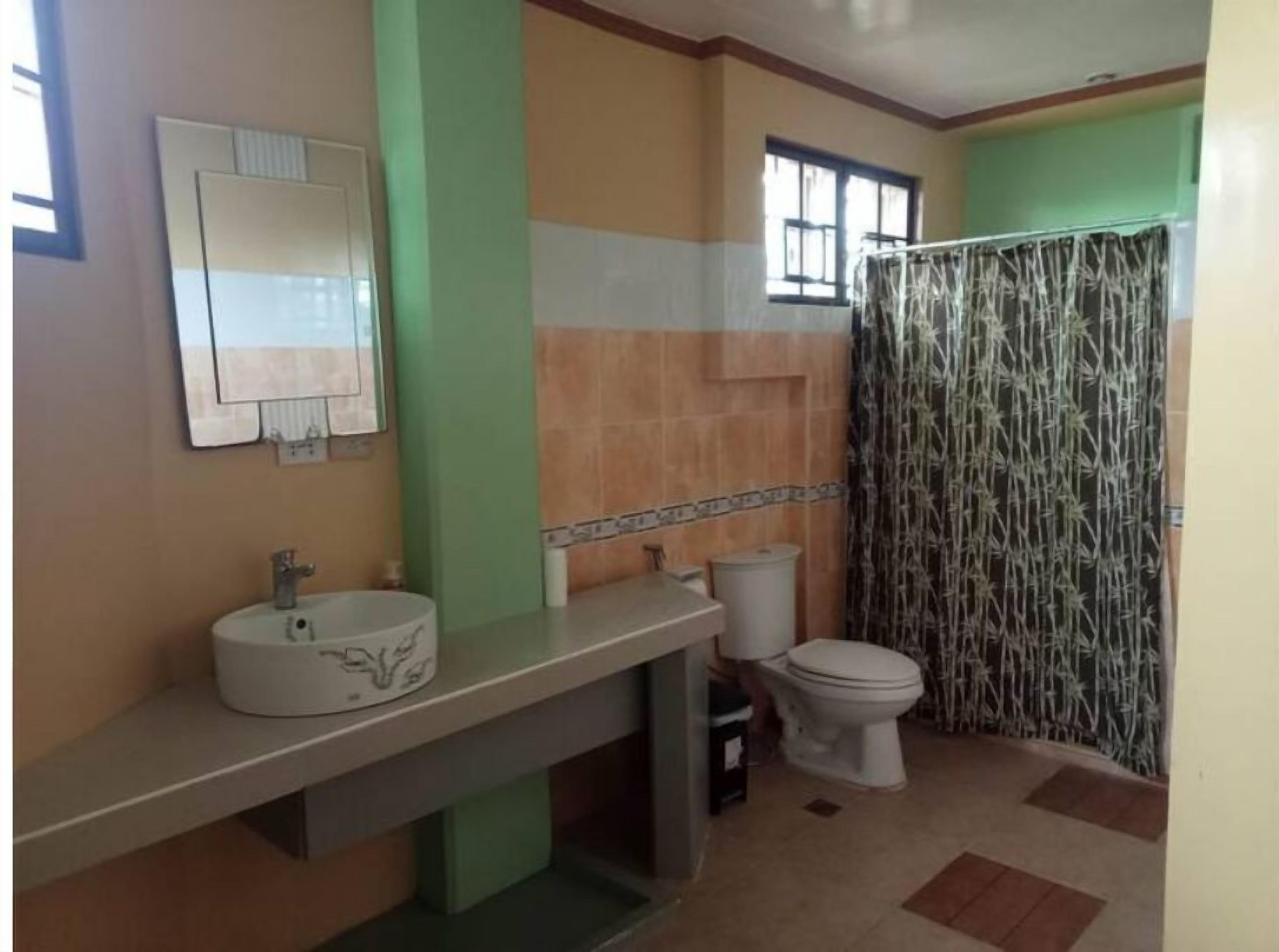 Shower, bidet, towels