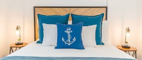 2 habitaciones, escritorio y tabla de planchar con plancha