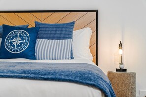 2 soverom, skrivebord, strykejern/-brett og internettilgang