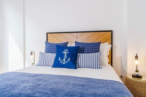 2 bedrooms, desk, iron/ironing board, internet - Varanda Azul – First Mate Loft w/ Veranda (Ponta Delgada)
