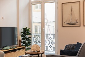 TV - Varanda Azul – First Mate Loft w/ Veranda (Ponta Delgada)