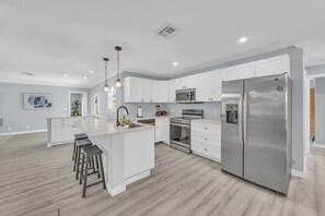 Geladeira, micro-ondas, fogão, cooktop