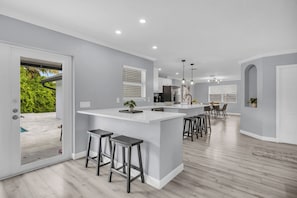 Dining - Beautiful updated house in Delray with heated pool & game room. Close to boca! (Delray Beach)