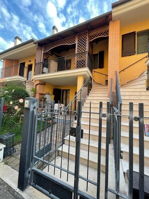 Exterior detail - Sweet home away from home (Pedaso)