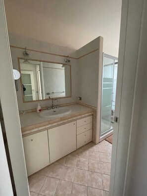 Een douche, een haardroger, een bidet, handdoeken