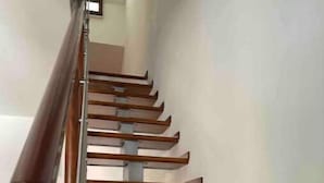 Un escalier avec des marches en bois et une rampe en bois.