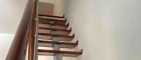 Una escalera con escalones y barandilla de madera.