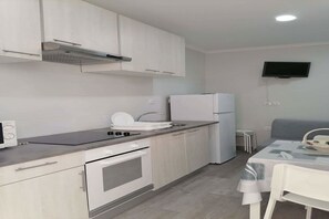 Køleskab, mikrobølgeovn, ovn, kogeplade