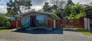 Front of property - Le Petit Hotel (La Fortuna)