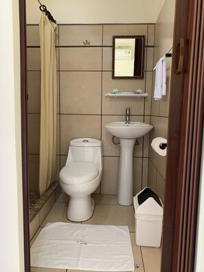Deluxe Room | Bathroom - Le Petit Hotel (La Fortuna)