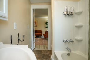 Hair dryer, towels, soap, shampoo - Apartment in town center #1 (West Brookfield)
