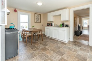 Fridge, microwave, oven, stovetop - Apartment in town center #1 (West Brookfield)