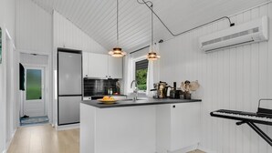 Kaffetrakter/tekoker, kjøleskap, kokeplater og oppvaskmaskin