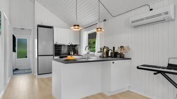 Køleskab, kogeplade, opvaskemaskine, kaffe-/temaskine