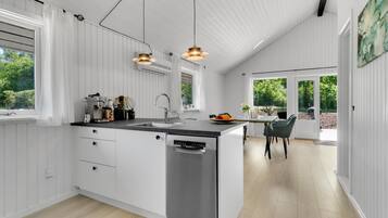 Køleskab, kogeplade, opvaskemaskine, kaffe-/temaskine