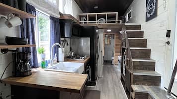 Wasserkocher mit Kaffee-/Teezubehör, Kühlschrank, Mikrowelle, Ofen